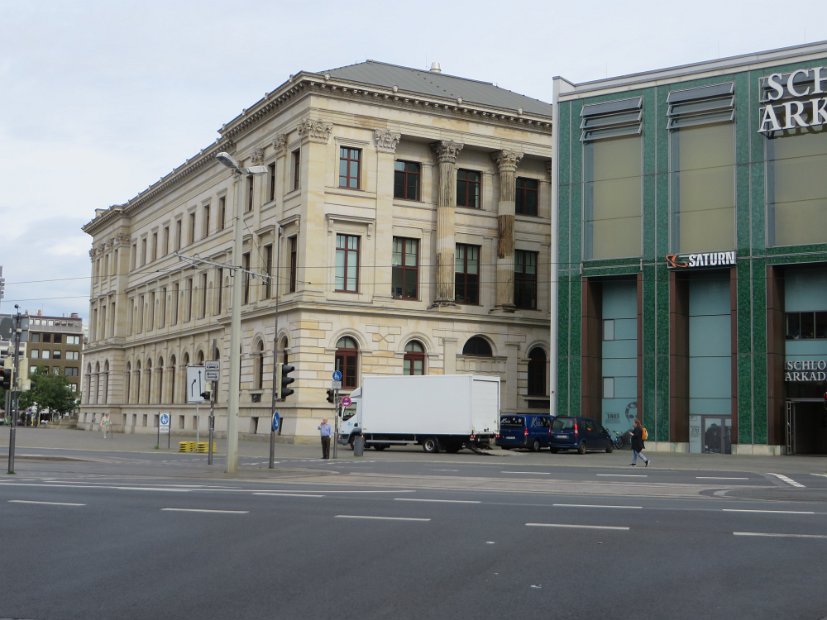 Das Schloss mit Bibliothek, Stadtarchiv und einem Eingang zum Center der Schloss-Arkaden. 